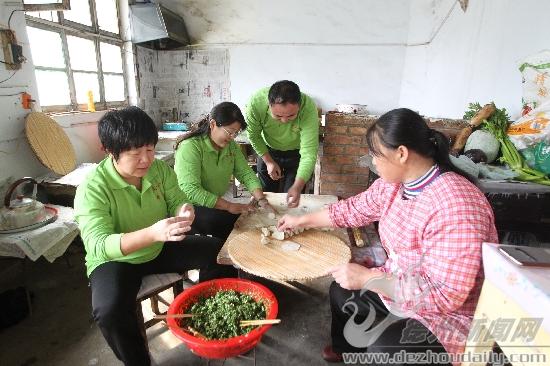 與村民一起包水餃。