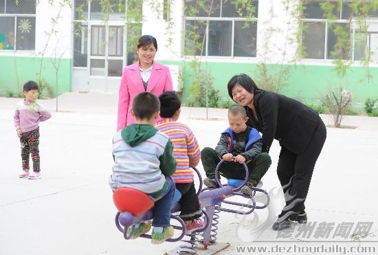 和孩子們快樂地做游戲。