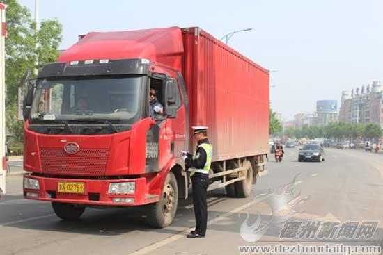 民警嚴(yán)查通行車輛。